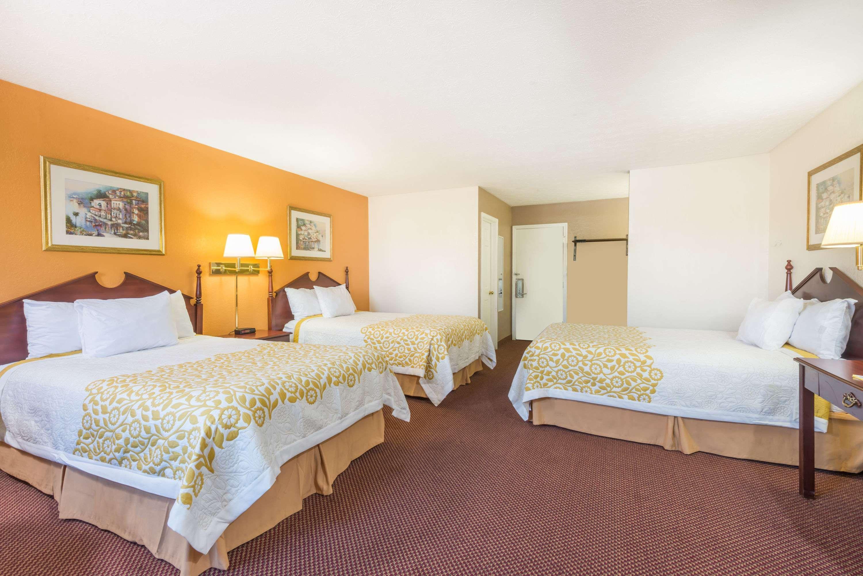 Days Inn By Wyndham Amherst Exteriér fotografie
