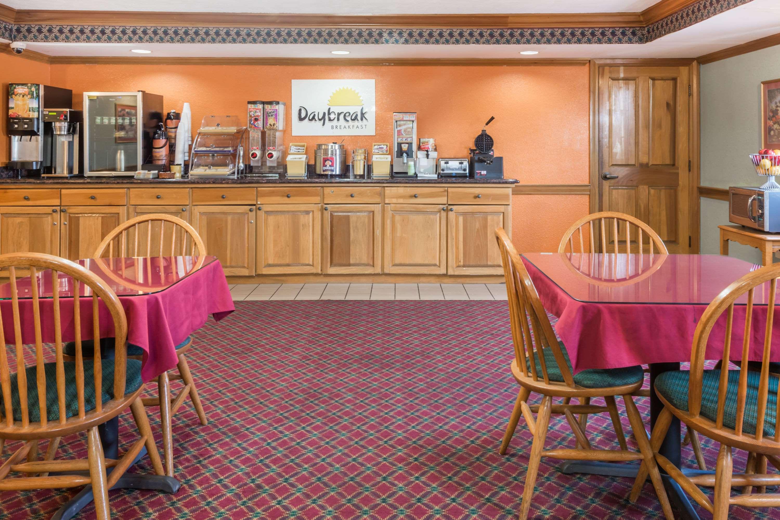Days Inn By Wyndham Amherst Exteriér fotografie