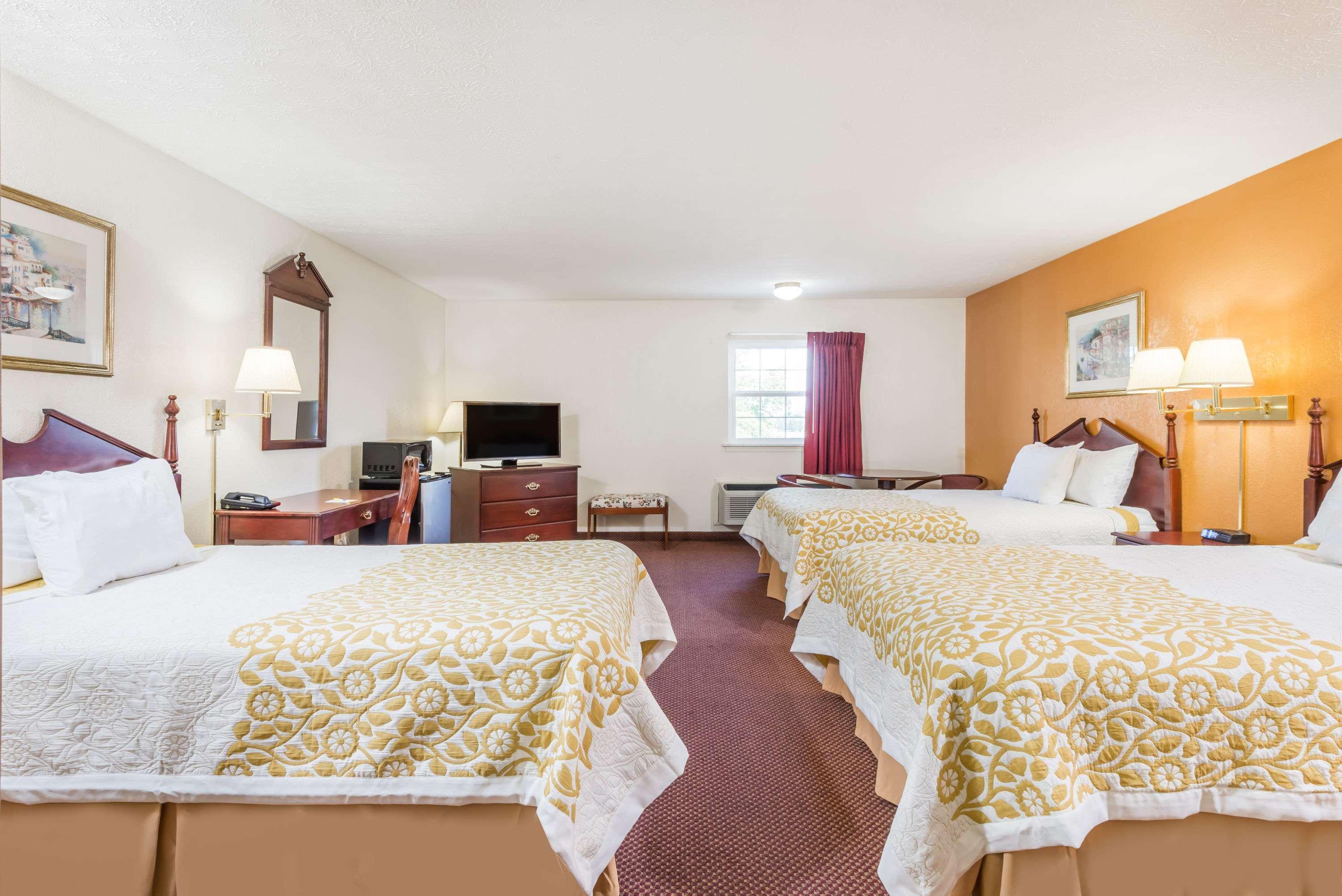 Days Inn By Wyndham Amherst Exteriér fotografie