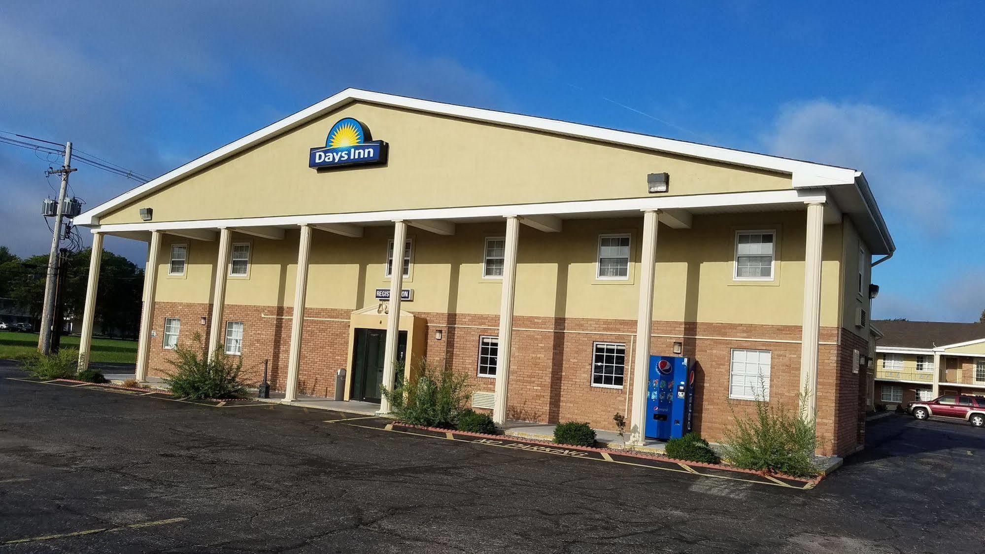 Days Inn By Wyndham Amherst Exteriér fotografie
